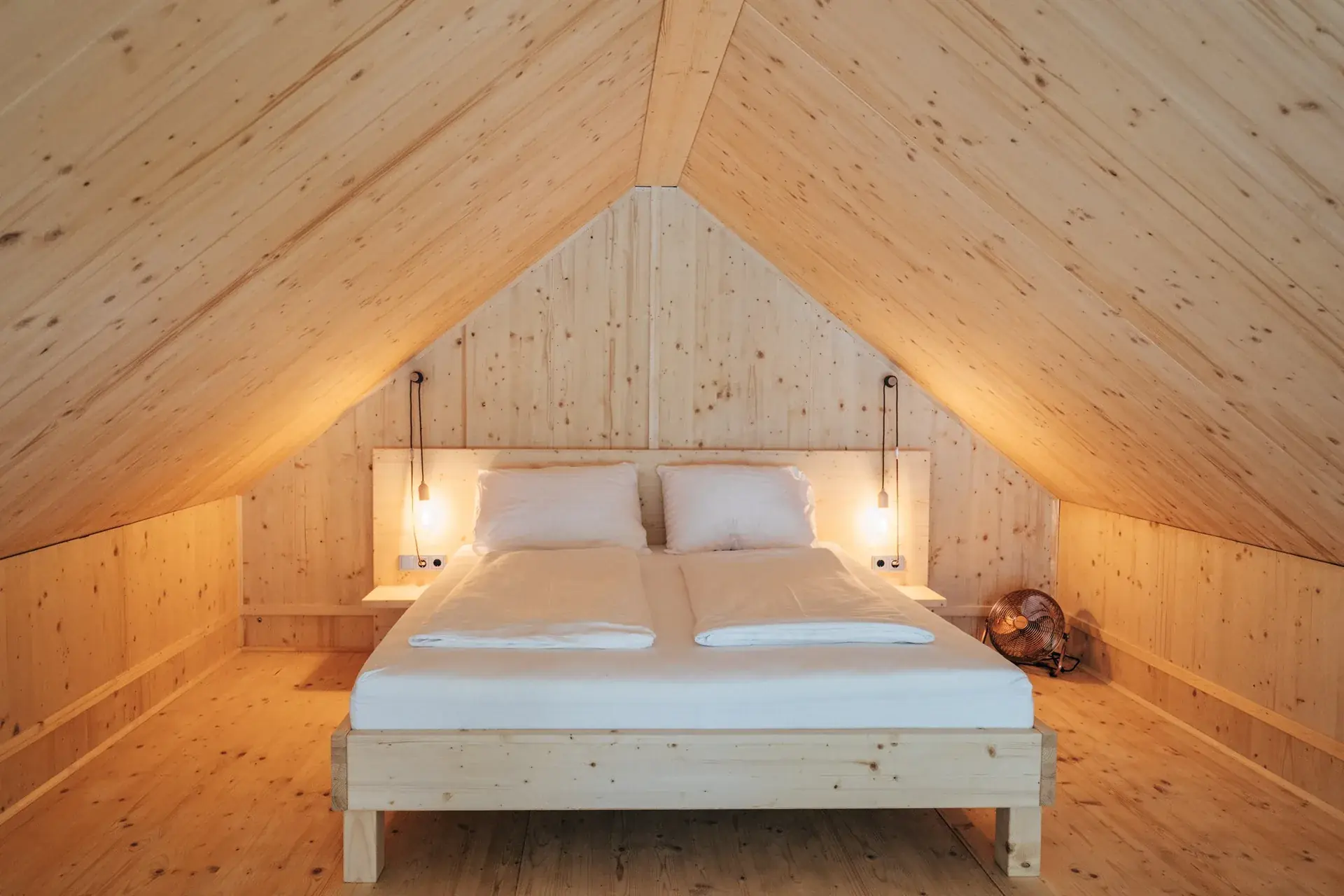 Spalni del Eco Lodge z lesenimi stenami