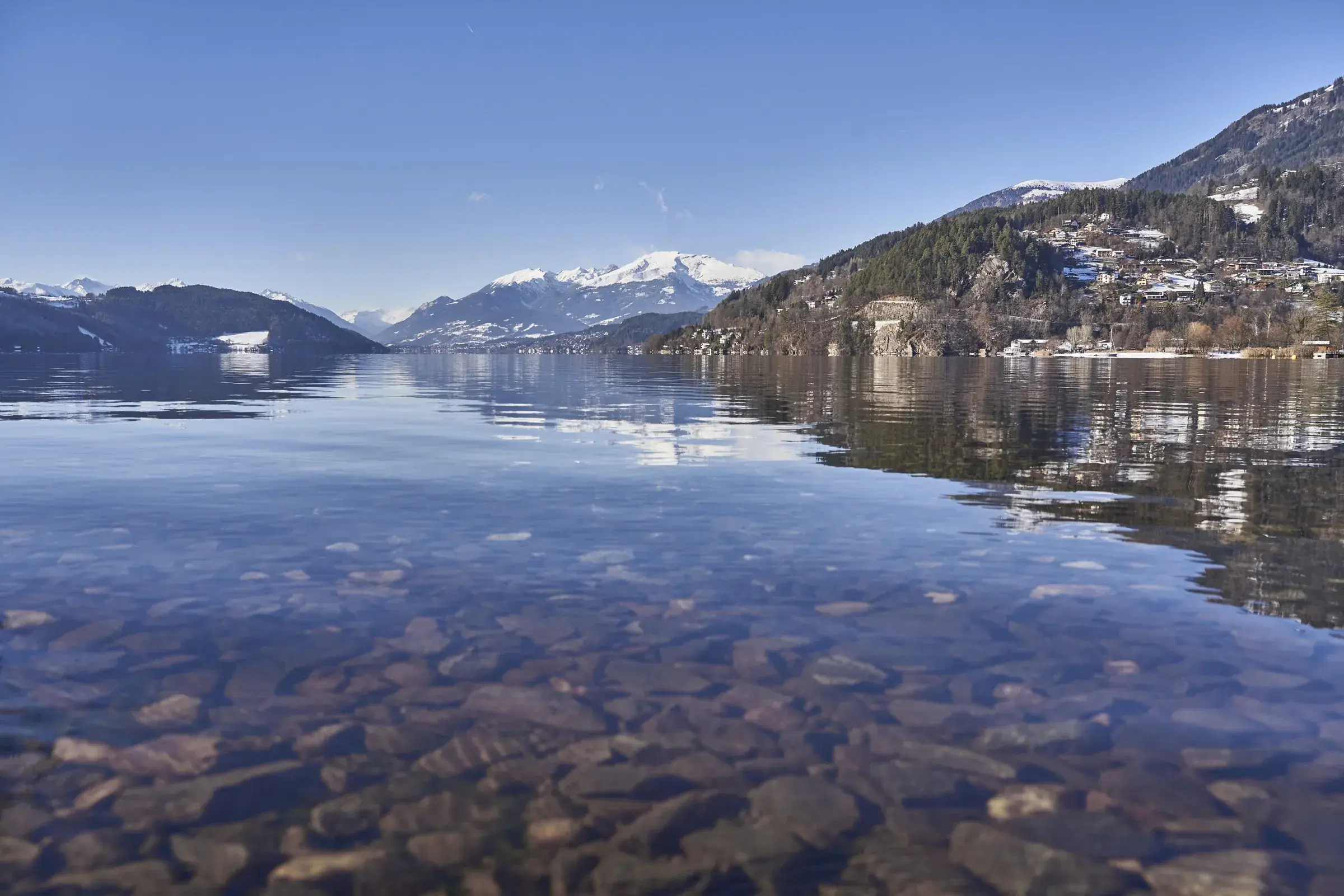 Jezero Millstätter See v zimě se sněhem na břehu