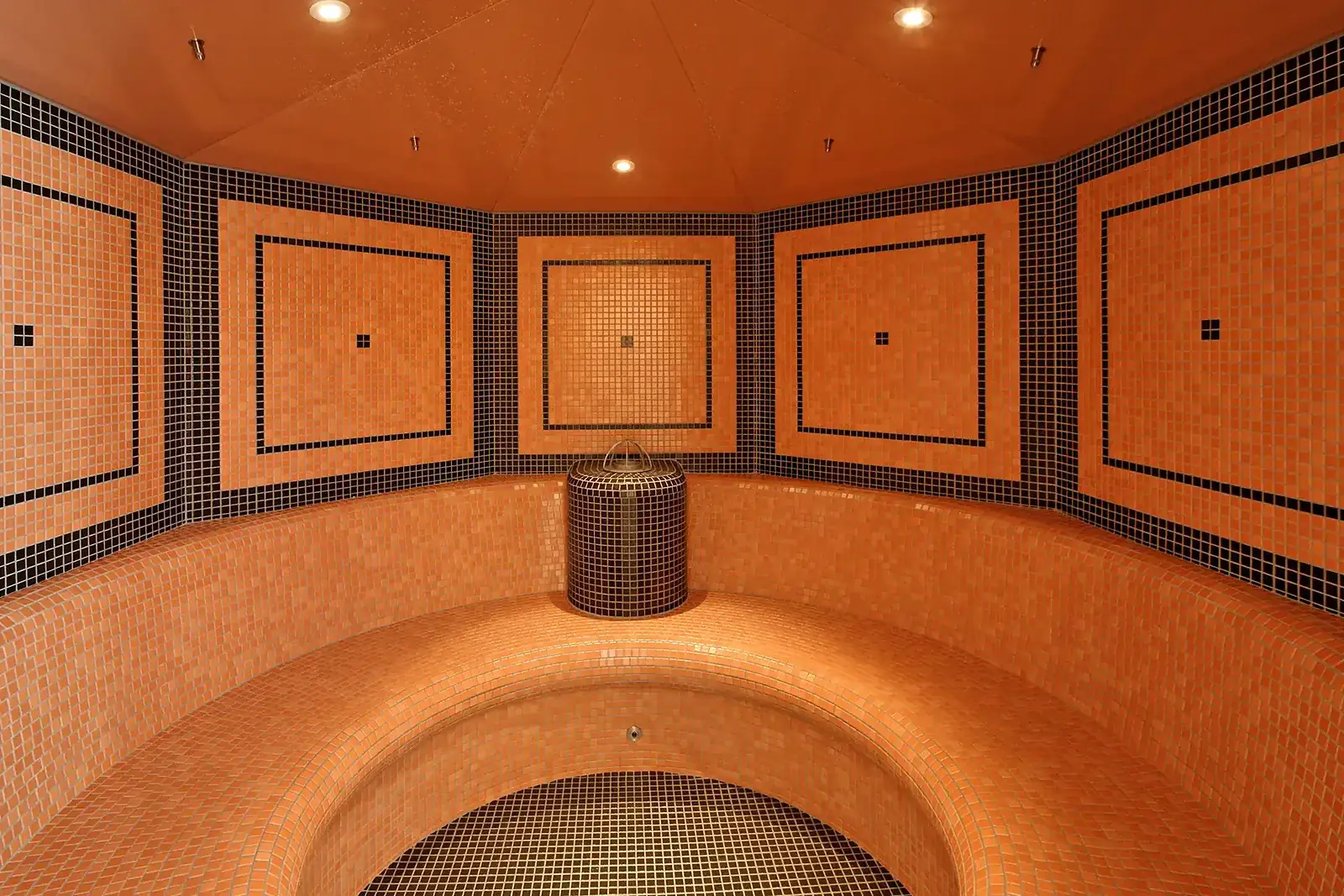 Dampfbad mit orangem Mosaik