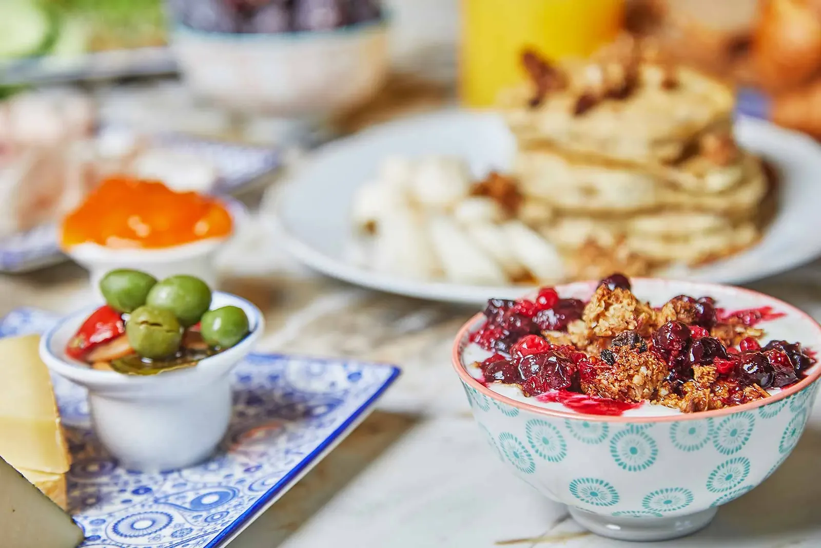 Frühstückstisch mit Pancakes, Obst und Aufstrichen