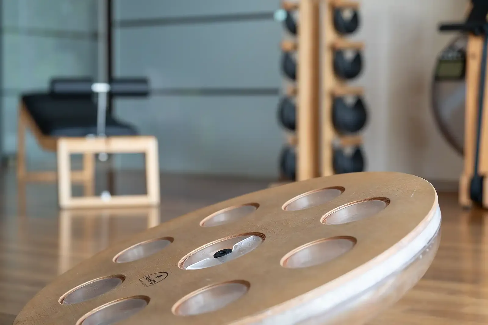 Sportraum mit Geräten aus Holz