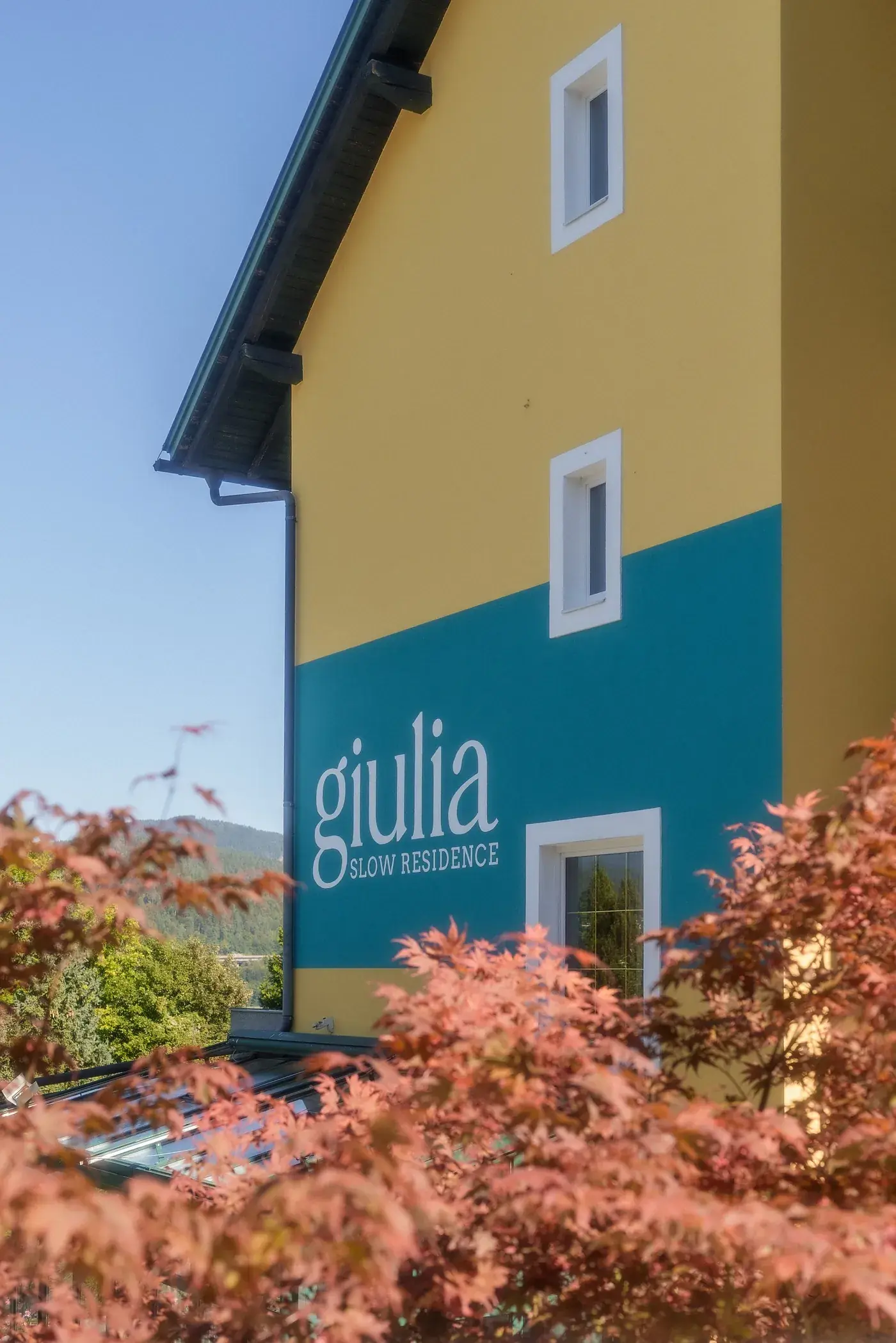 Die gelbe Fassade der Giulia mit Schriftzug