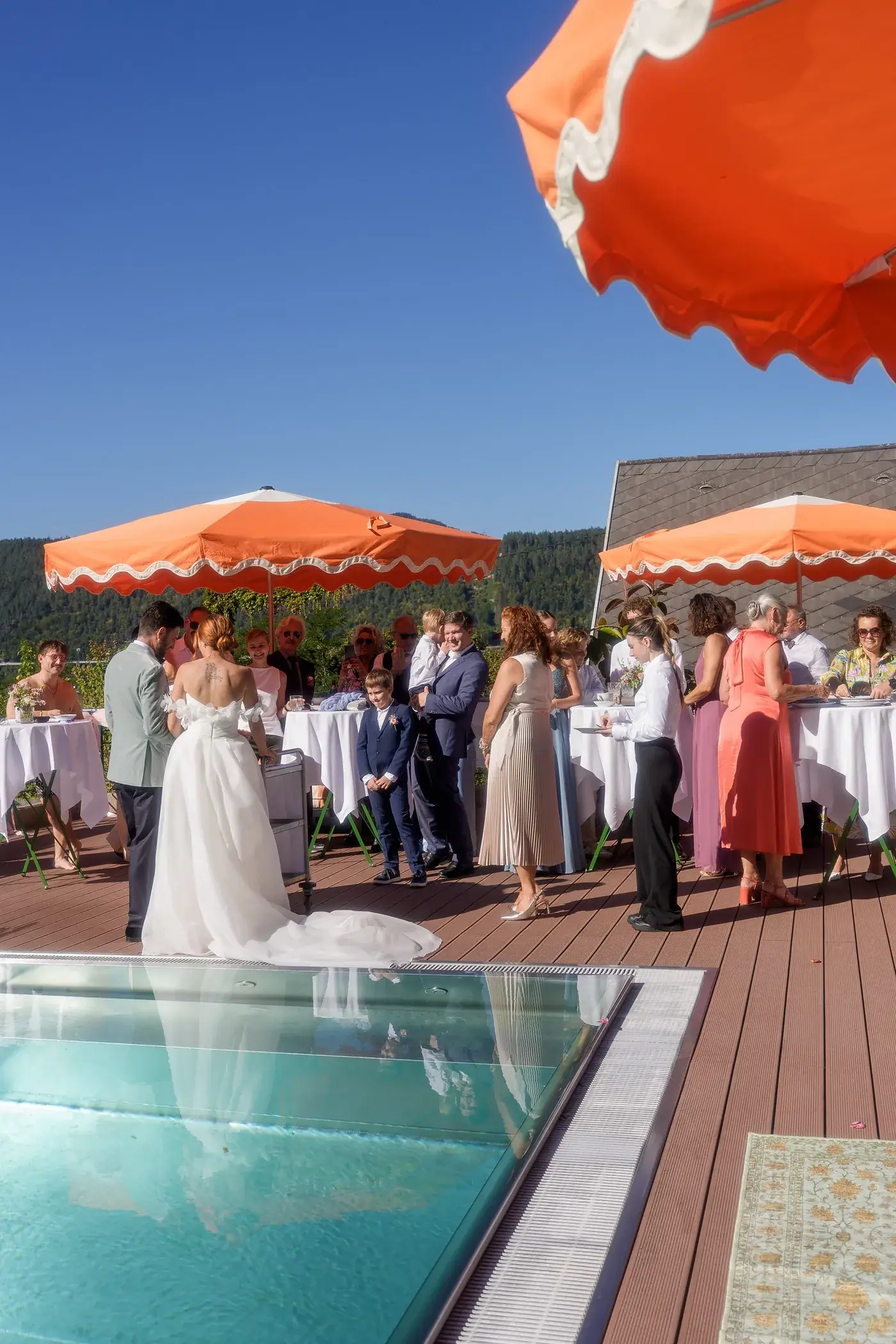 Die Gäste stoßen auf der Terrasse an