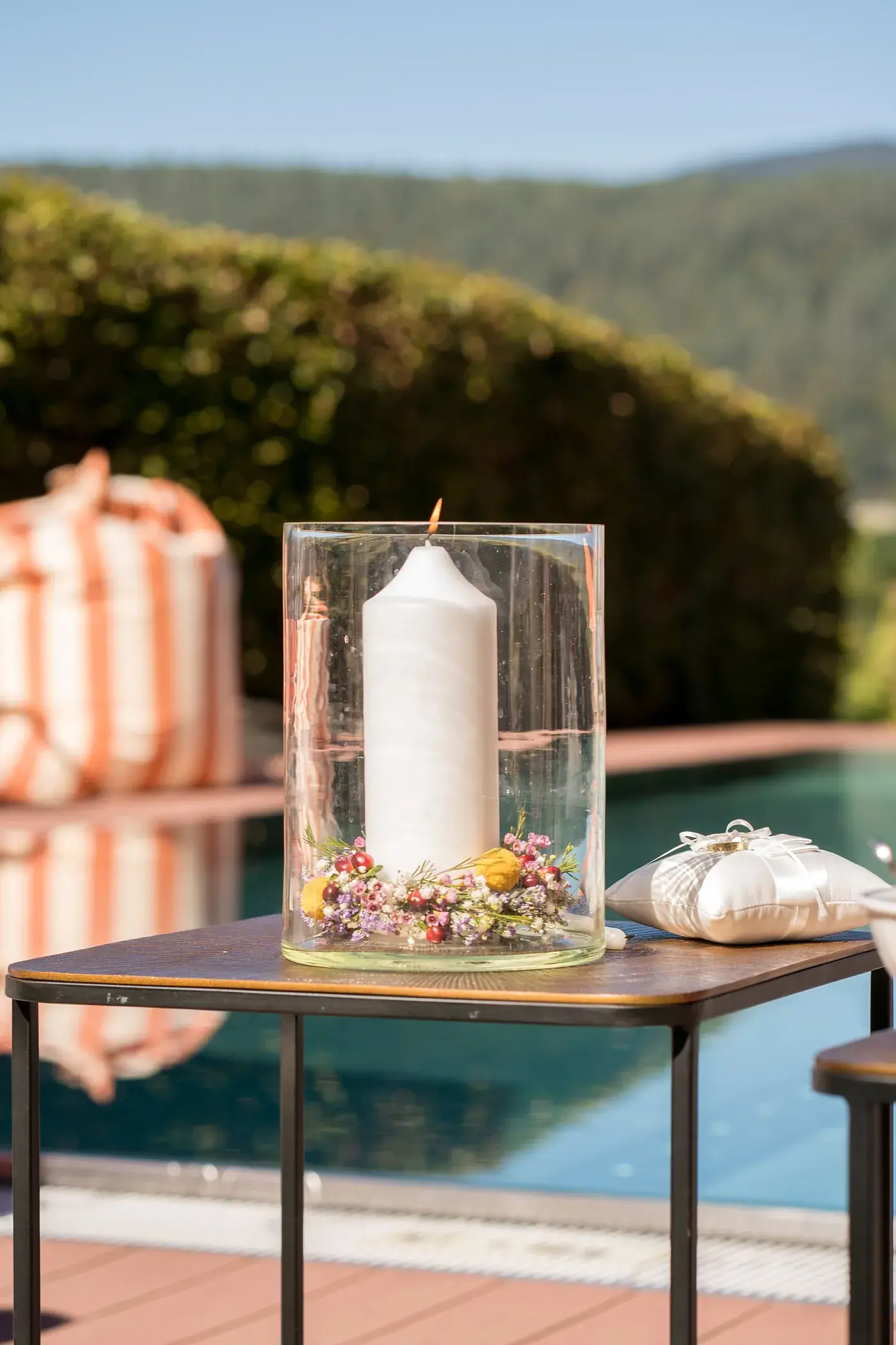 Kerze und Blumen für die Trauung am Pool