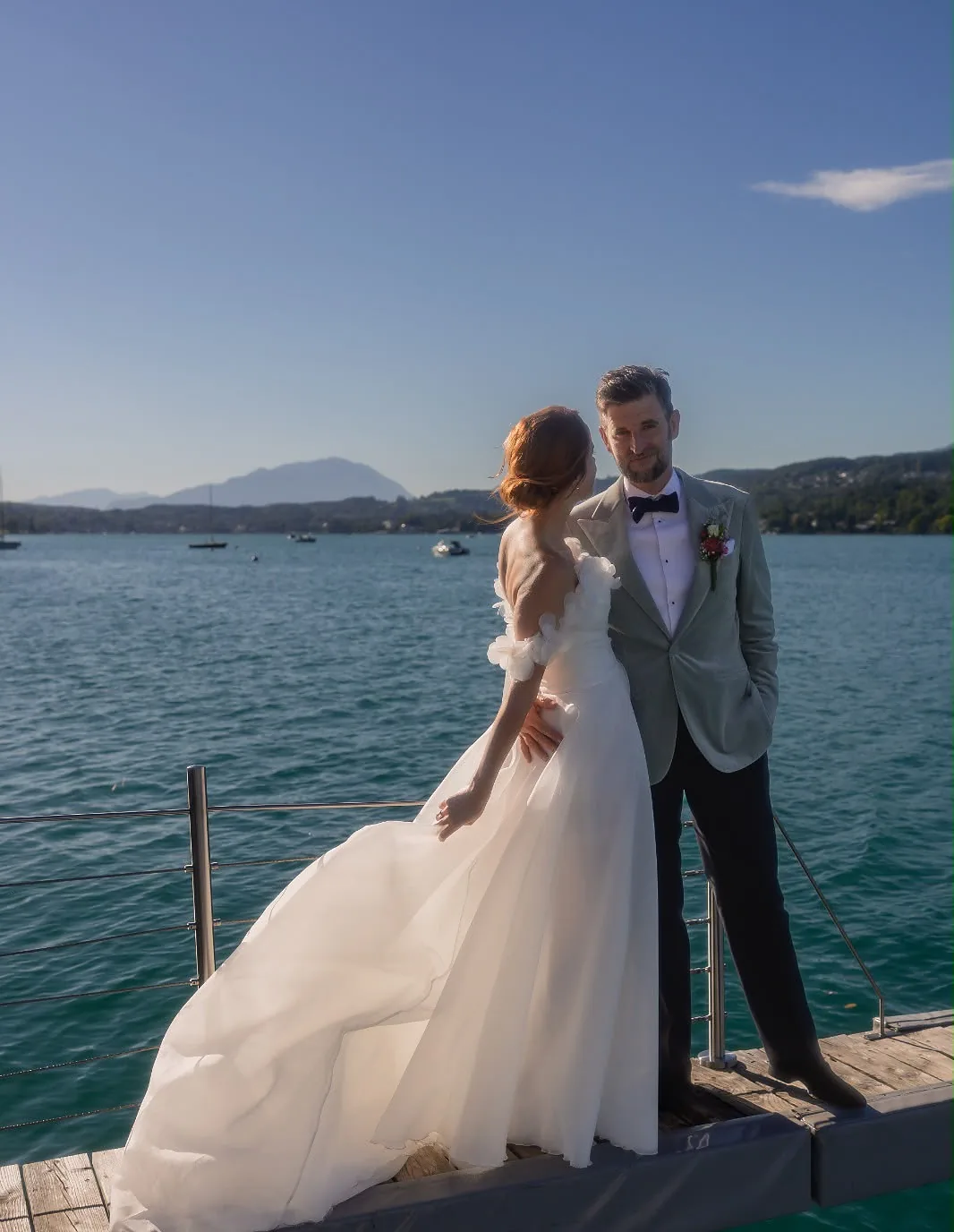 Novomanželé na molu u jezera Wörthersee