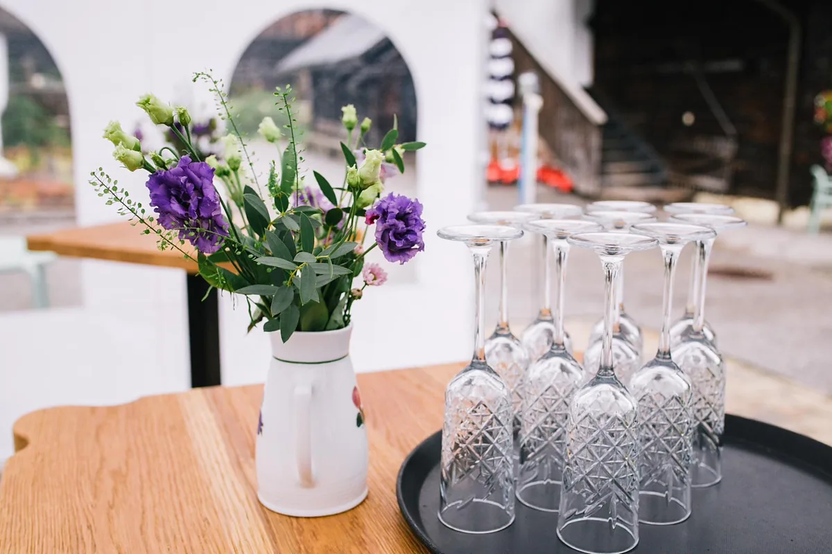 Uvítací přípitek před restaurací Bauernwirt
